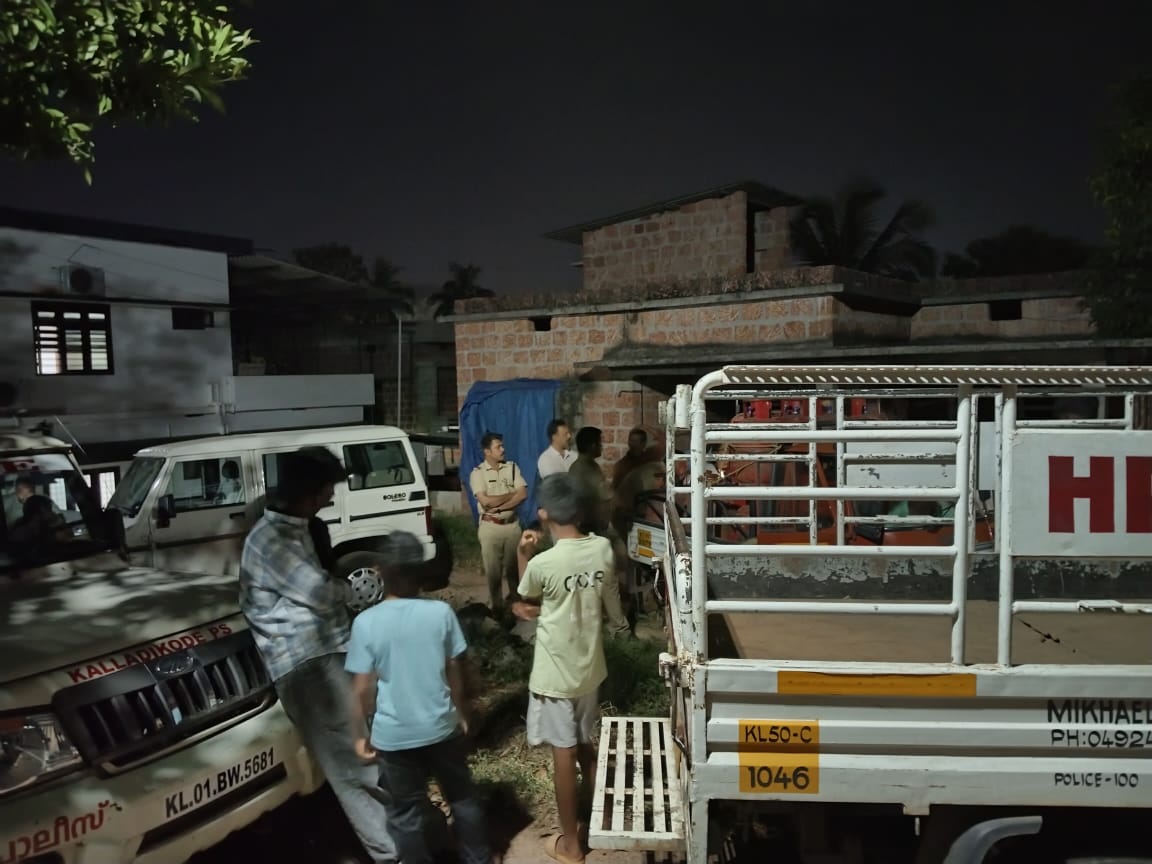 മണ്ണാർക്കാട് തച്ചമ്പാറയിൽ അനധികൃത ഗ്യാസ് ശേഖരം പിടികൂടി. 35 സിലിണ്ടറുകളും ഗ്യാസ് നിറക്കാനുള്ള ഉപകരണങ്ങളും പിടിച്ചെടുത്തു. പിടികൂടിയത് പണിതീരാത്ത വീട്ടിൽ നിന്ന്