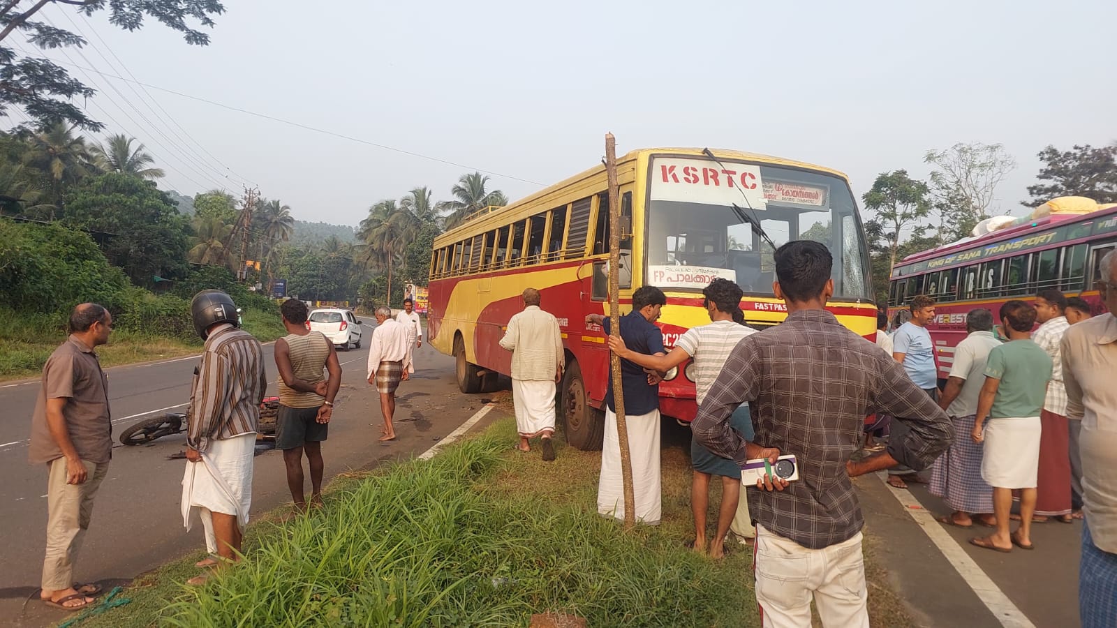 പെരിന്തൽമണ്ണ അമ്മിനിക്കാട് കെഎസ്ആർടിസി ബസ് ബൈക്കിലിടിച്ച് യുവാവിന് ഗുരുതരമായി പരിക്കേറ്റു.